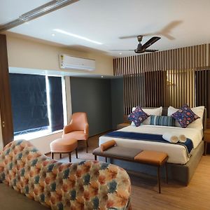 Studio Suite Hi-Tea